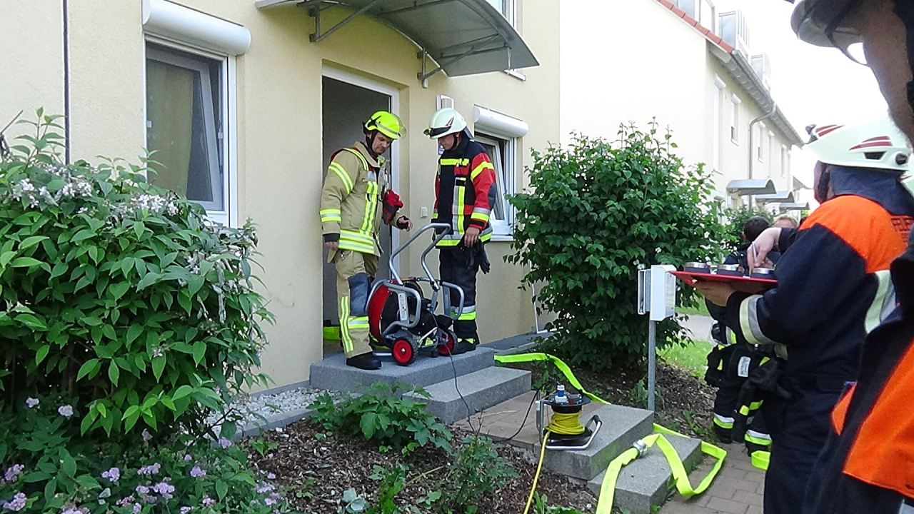 Rauch qualmt aus Wohnung: 50 Einsatzkräfte am Netzaberg