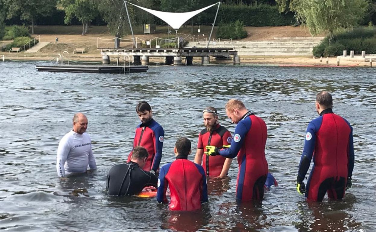 Rettungsschwimmer testen neuen Seabob im Einsatz