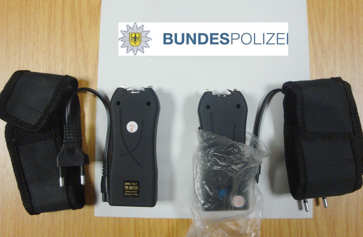 Zollbeamte entdecken „schockierende“ Schuhe