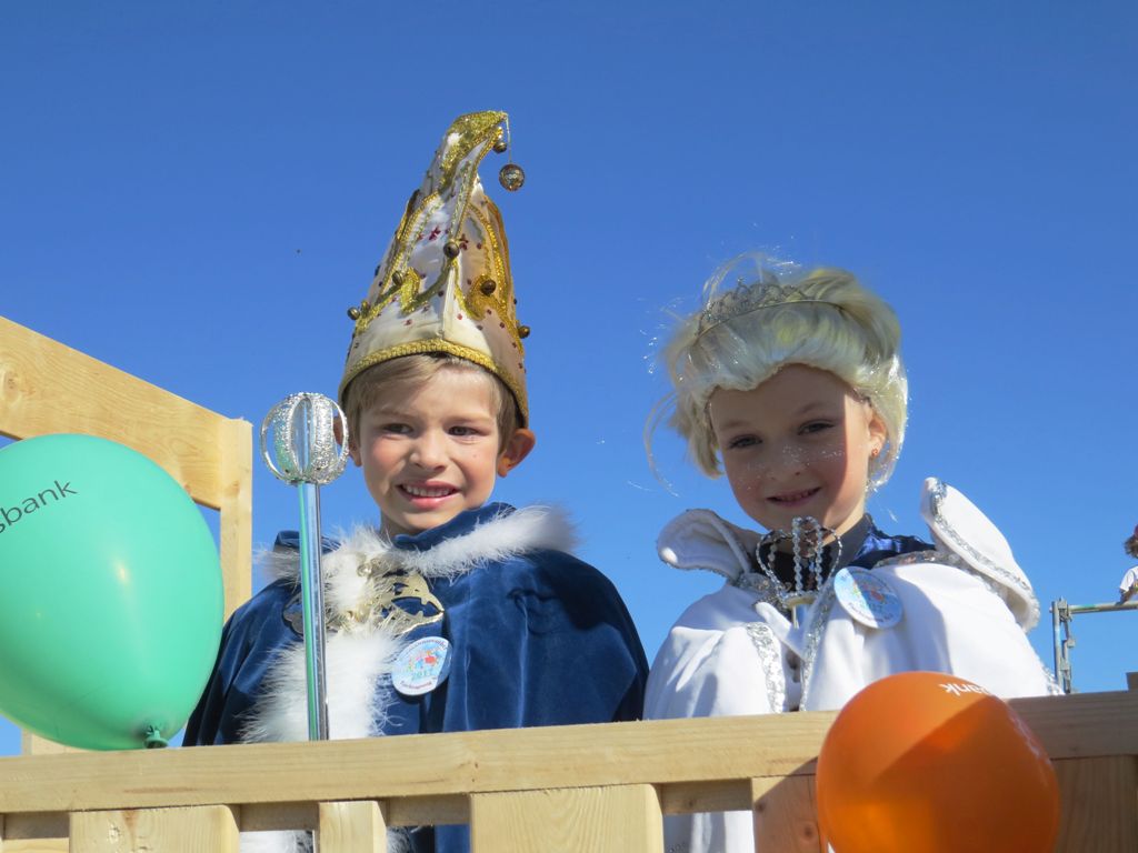 4. Faschingszug in Hermannsreuth bei strahlendem Sonnenschein