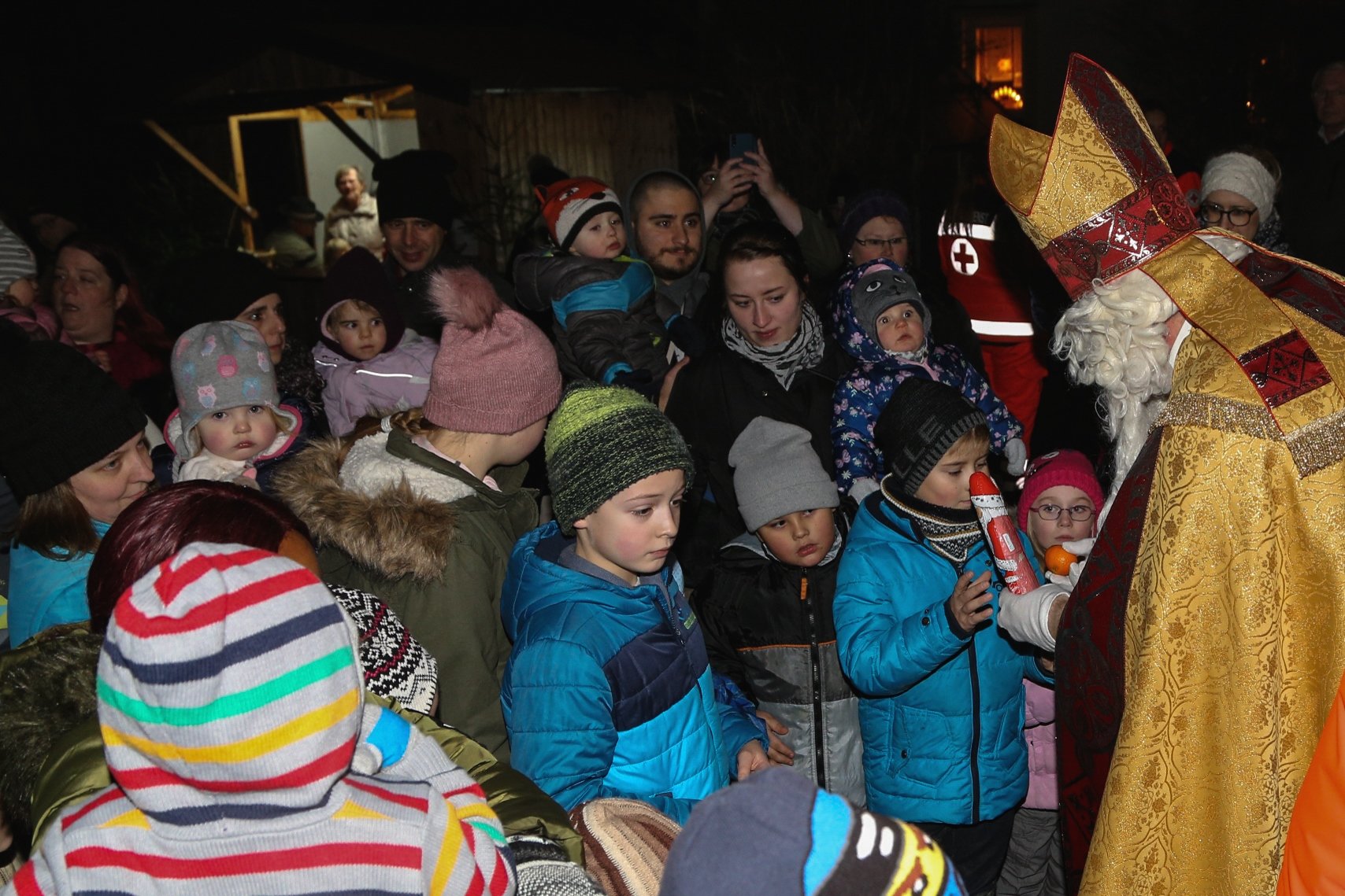 Nikolaus besucht Spielplatzkinder