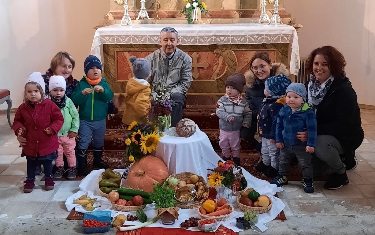 Kinder bringen Birnen zum Altar