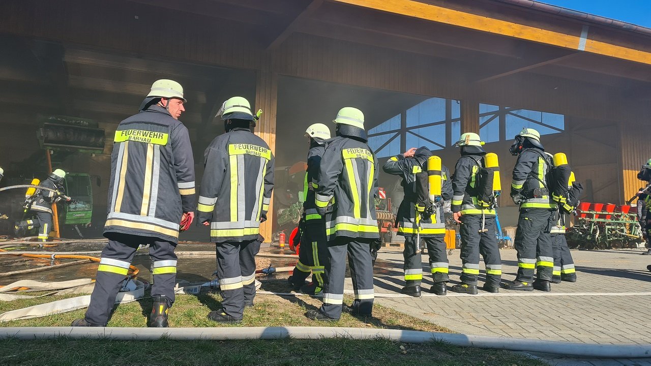 Erntemaschine fängt in landwirtschaftlicher Halle Feuer