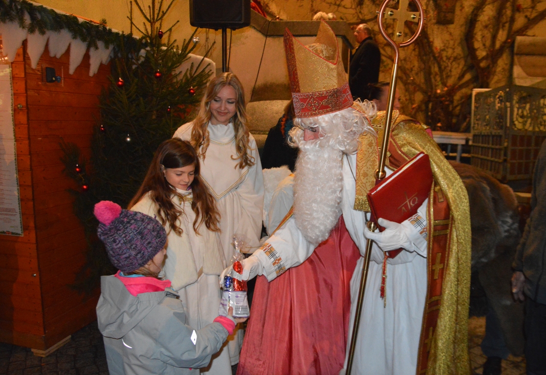 Christkindlmarkt eröffnet: Nikolaus bringt Geschenke mit