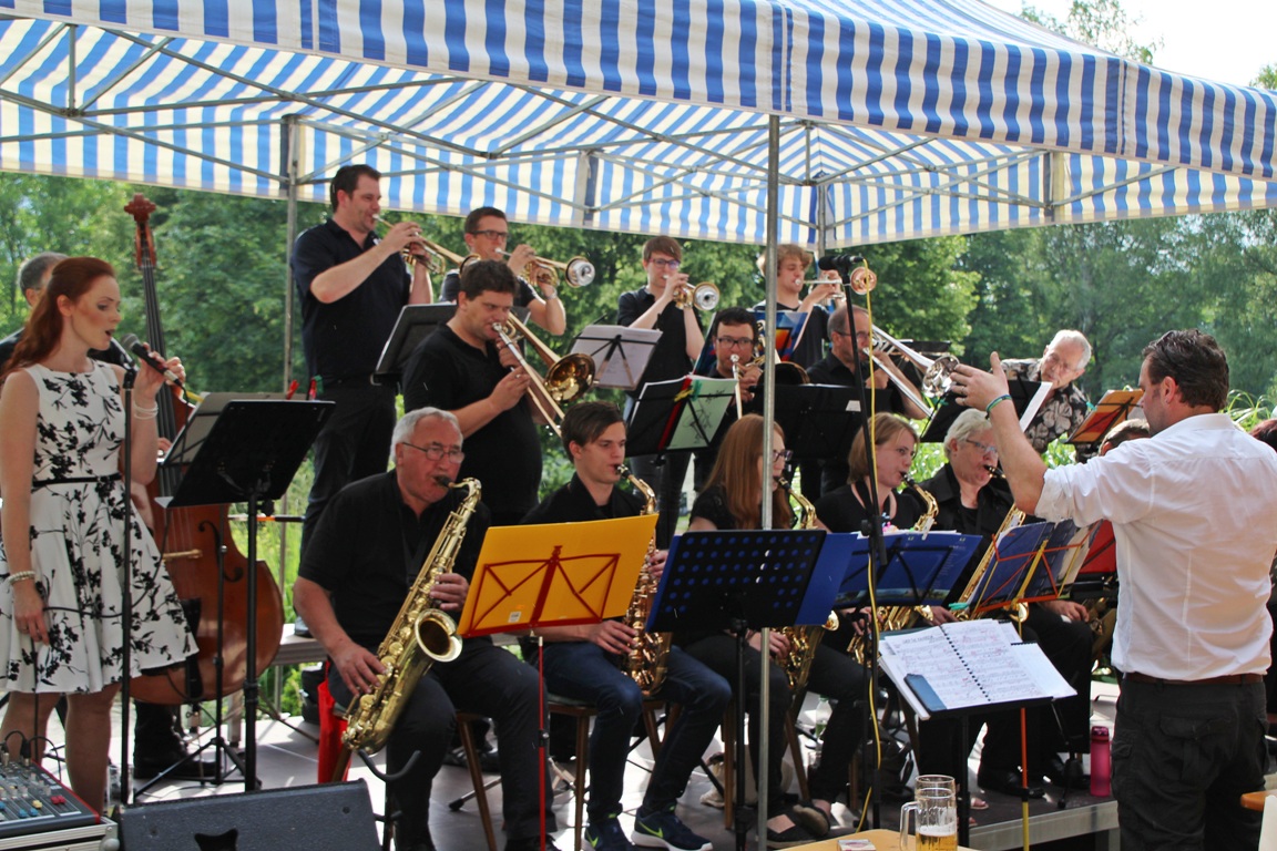 Eschenbacher Big Band begeistert Publikum bei Open-Air