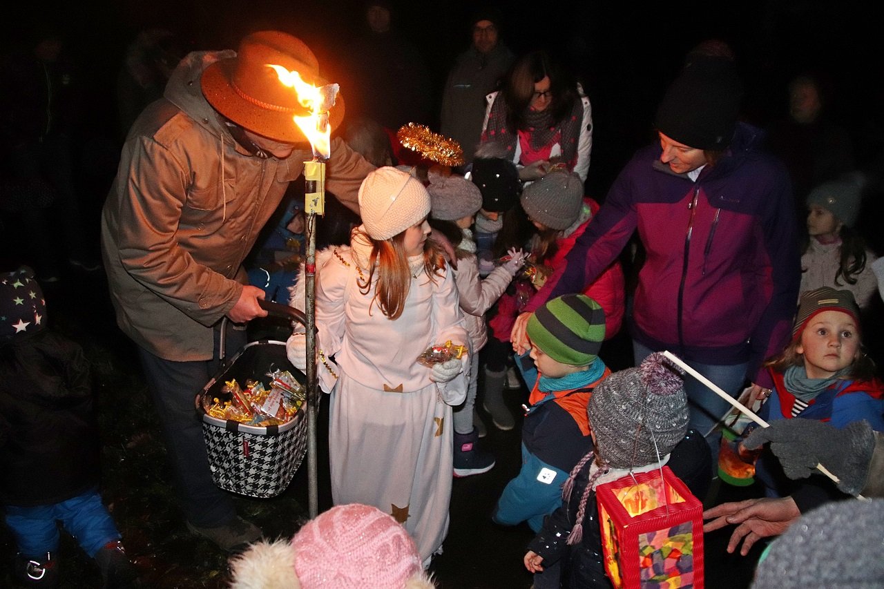 Treffpunkt Waldweihnacht mit Engel und Geschenke