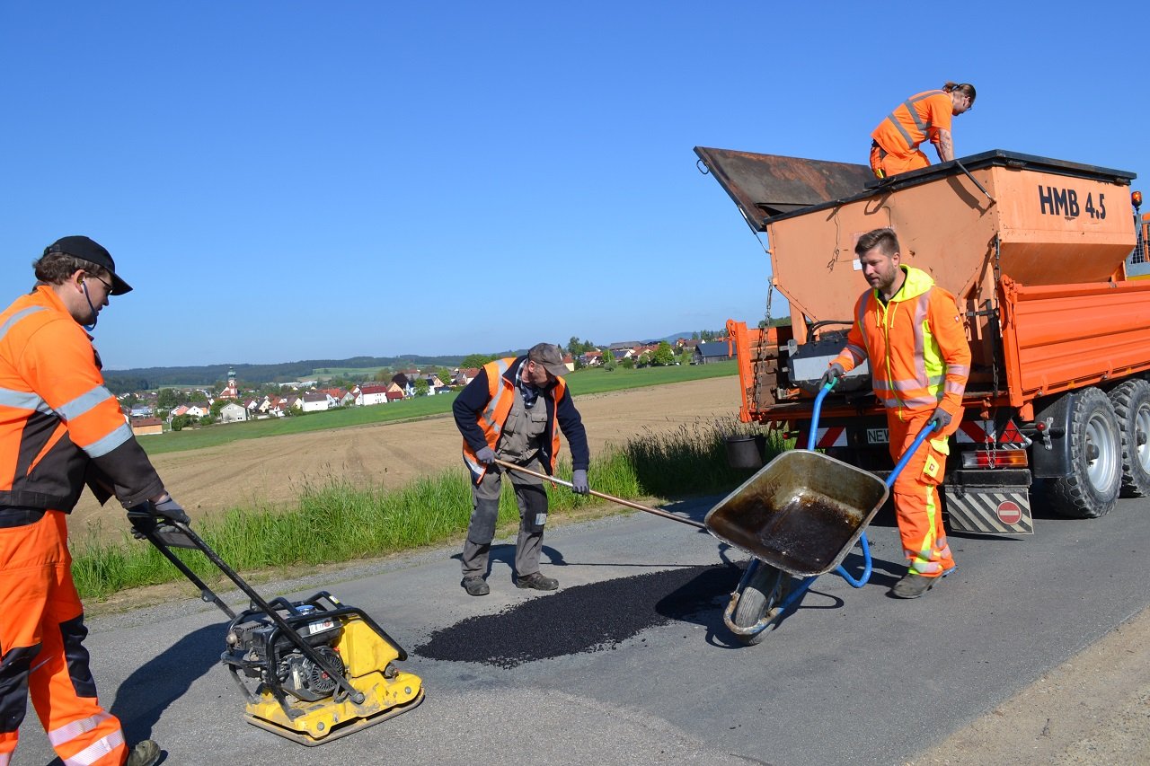 Mit rund 15 Tonnen Asphalt gegen Winterschäden