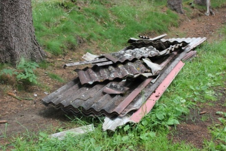 [Update] Noch mehr asbesthaltige Eternit-Platten im Wald