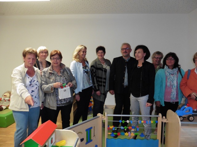 Frauen-Union besucht „Kinder-Stodl“ mit Geschenk im Gepäck