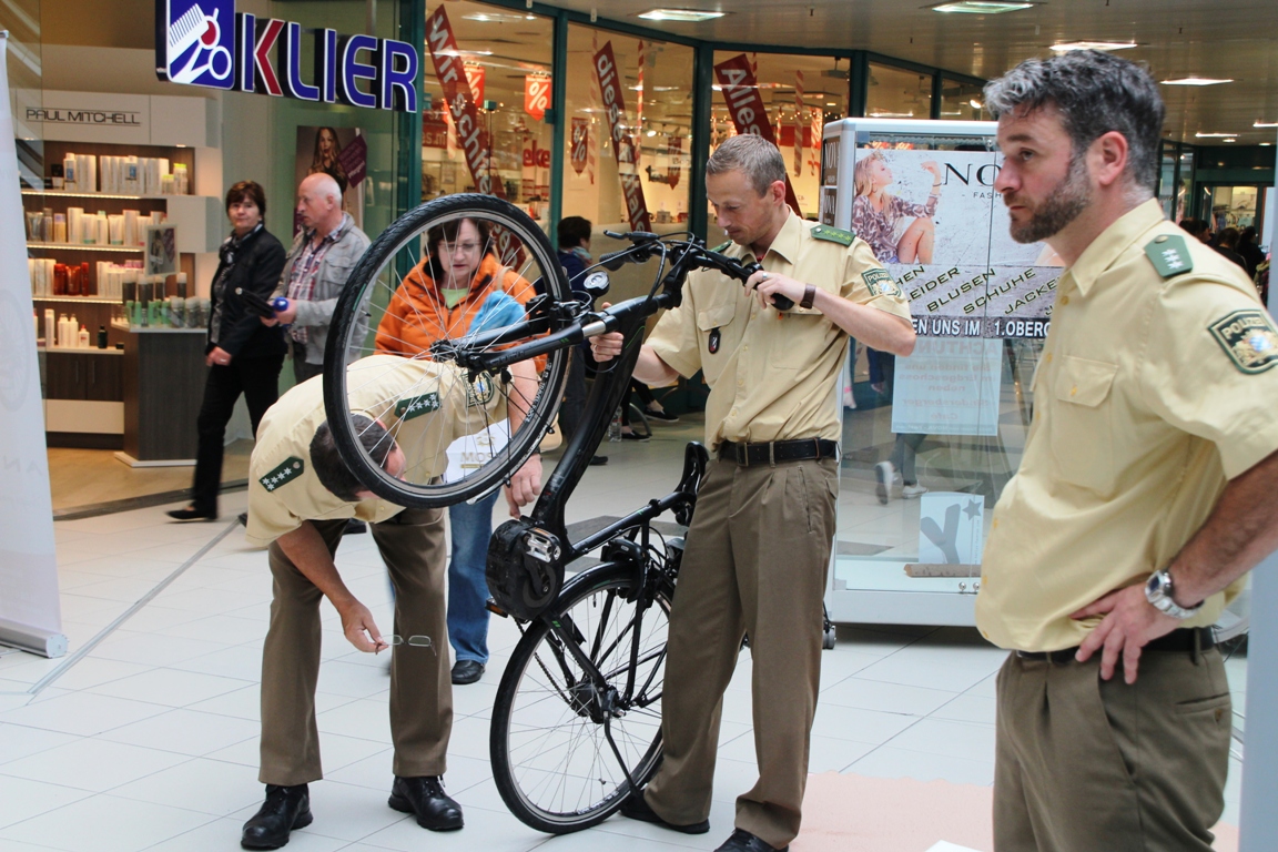 Infostand der Polizei: Fahrrad richtig sichern und sicher fahren