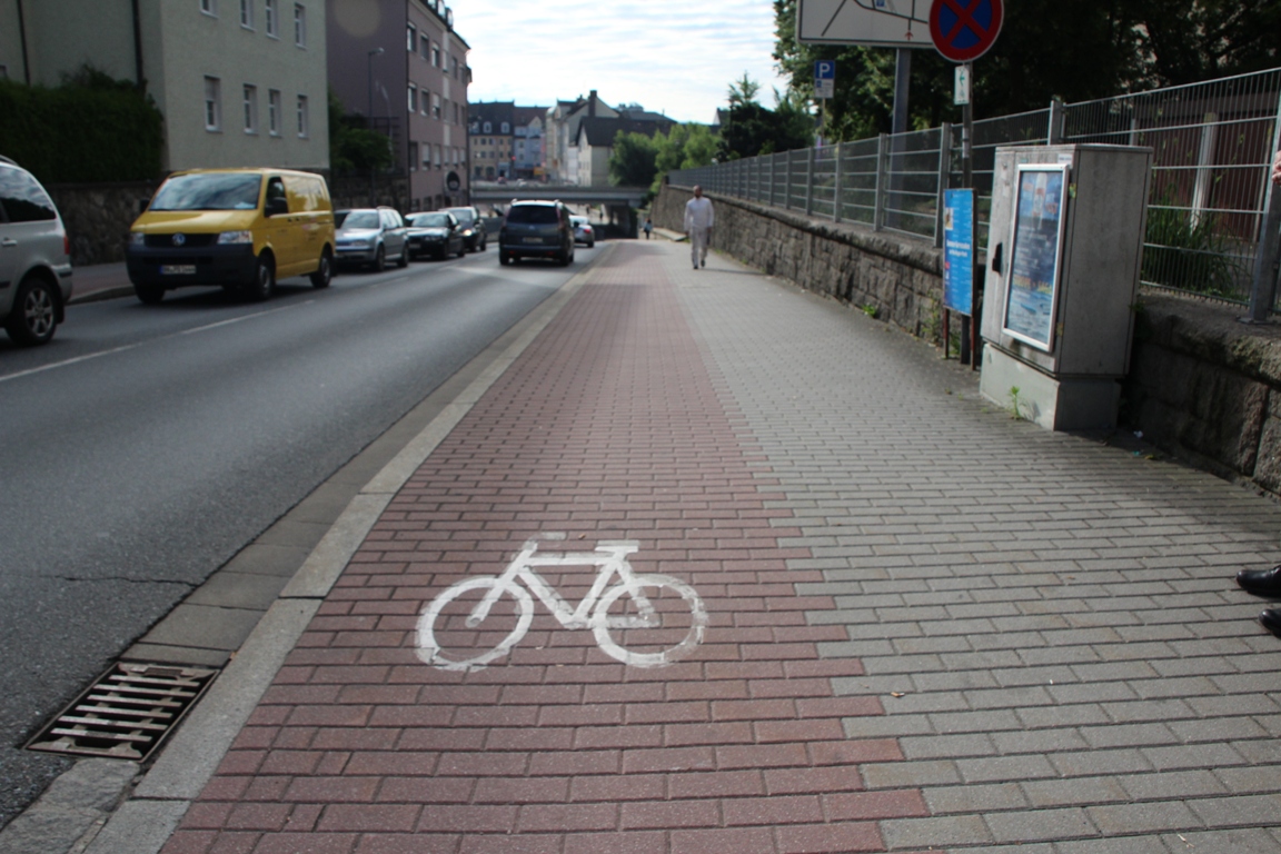 Fahrradfahrerin kollidiert mit Autotür