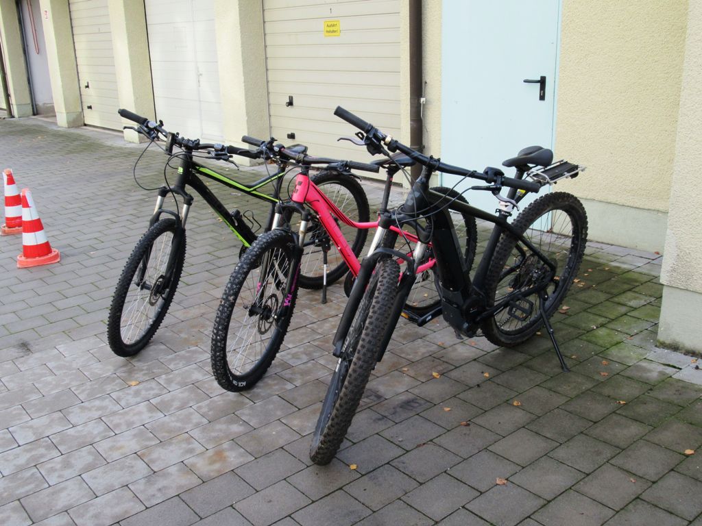 Wem gehören diese drei Fahrräder?
