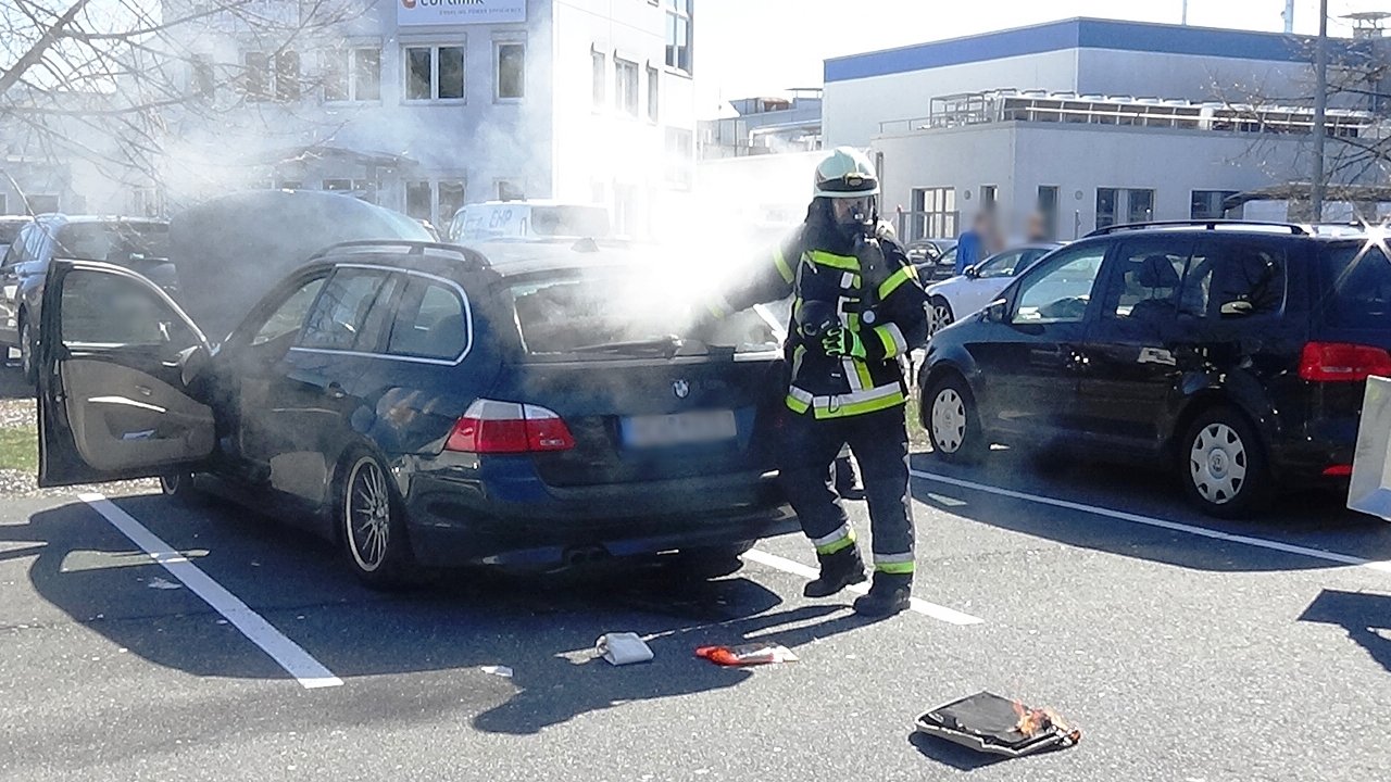 Brennender BMW: Kollegen reagieren vorbildlich
