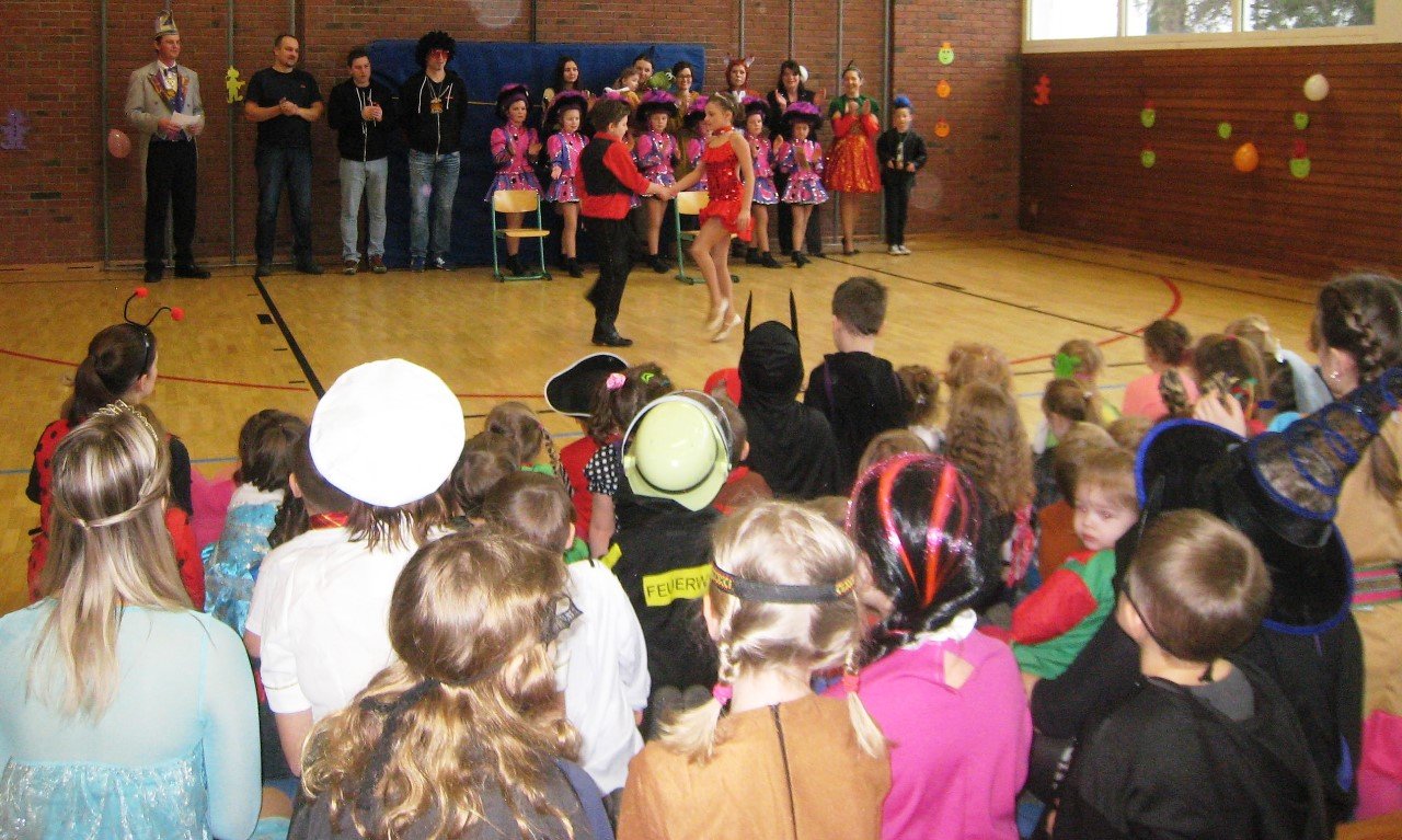 Prinzessinnen, Engel und Piraten: Püchersreuther Grundschüler feiern Fasching