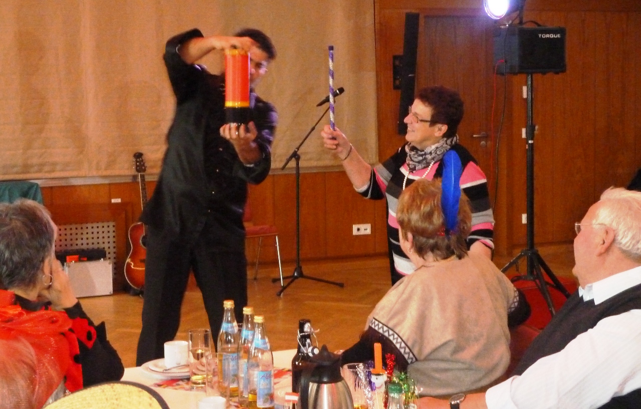 Senioren feiern fröhlich Fasching