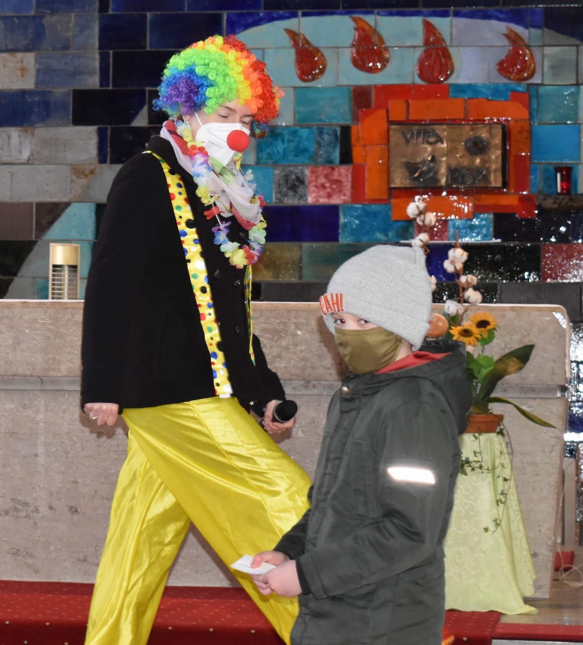 Fasching in Coronazeiten: Pfarrer mit Clownsnasen