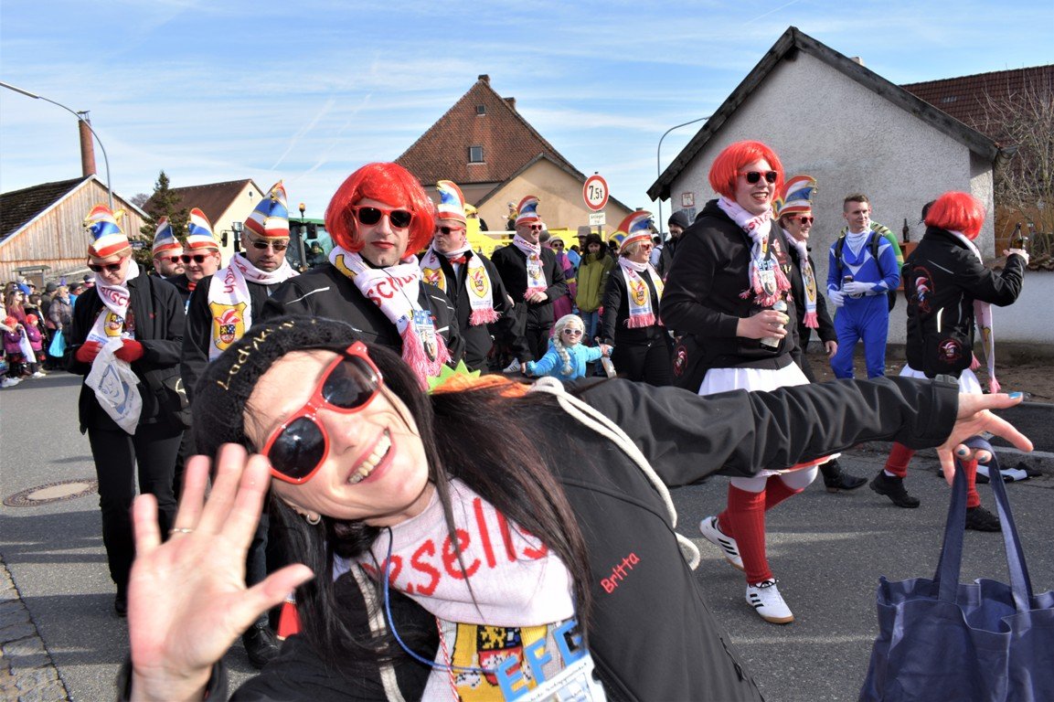 Faschingszug Hütten: Klein, bunt und oho!