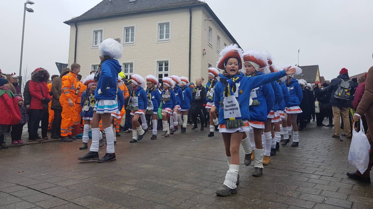 Neustädter Faschingszug: Trotz Schnee war’s schee