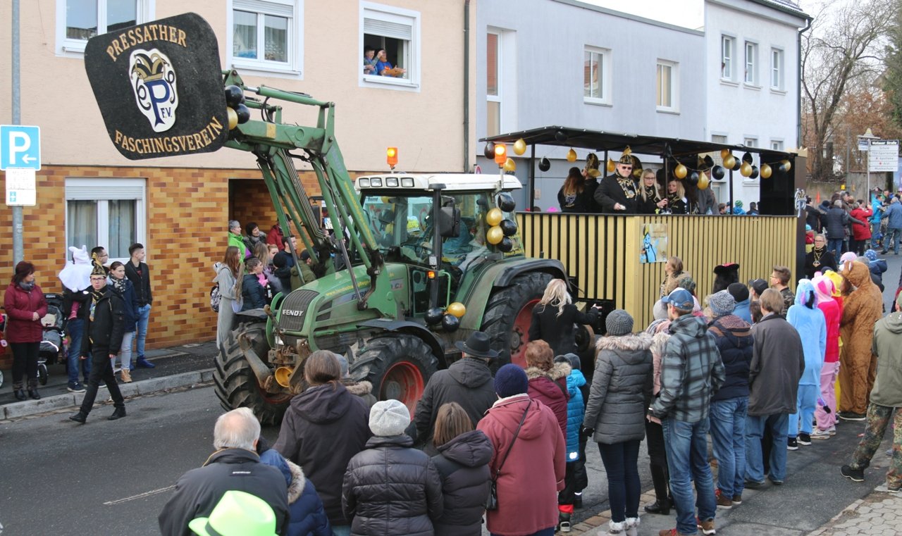 Tausende beim Faschingszug: Pressath wird zum Märchenland
