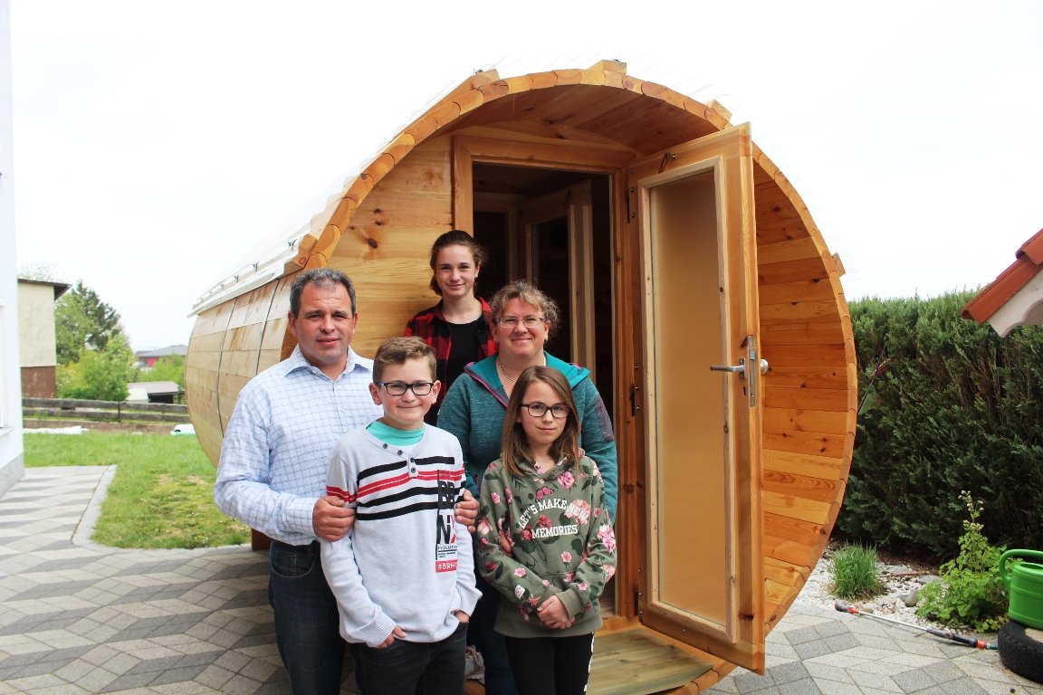 Ein Familien-Projekt: Parksteiner bauen Fasssauna