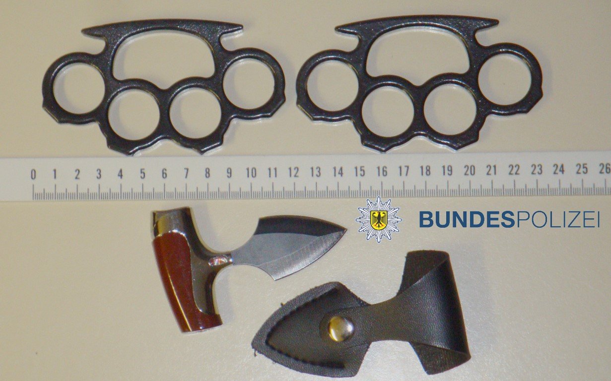 Augsburger schmuggelt Waffen in Unterhose