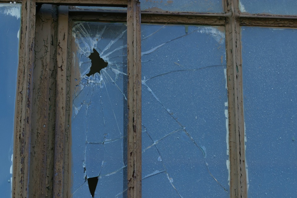 Nagel durch Fenster geschossen