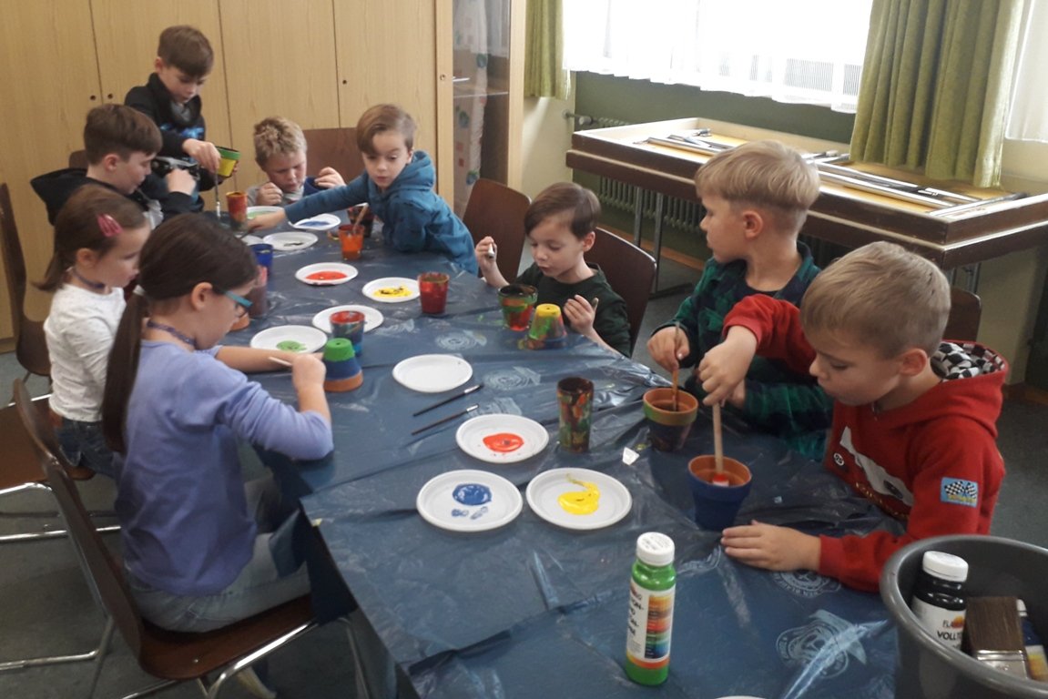 Kinder bauen Vogelfutterstationen