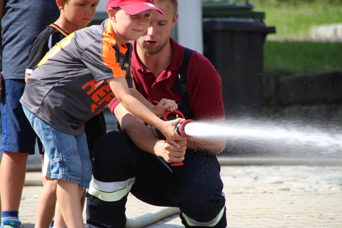 Blaulicht, Martinshorn und Wasserwerfer: Ein Tag bei der Feuerwehr Kulmain