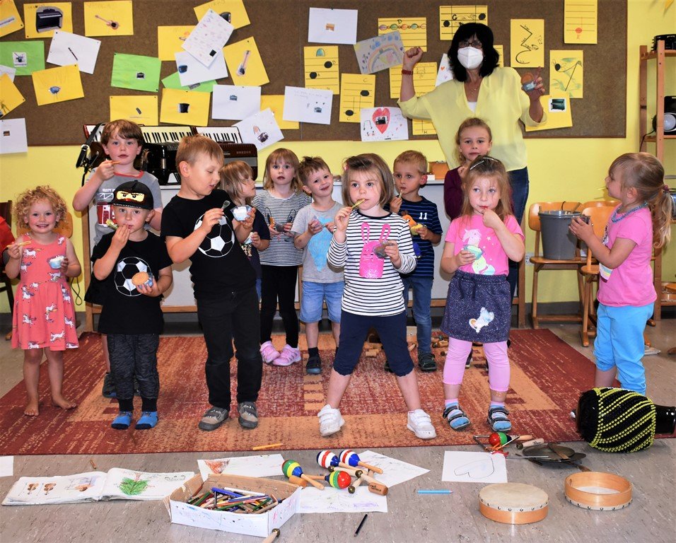 Die Fichtenrettung mit Eis und Spielen