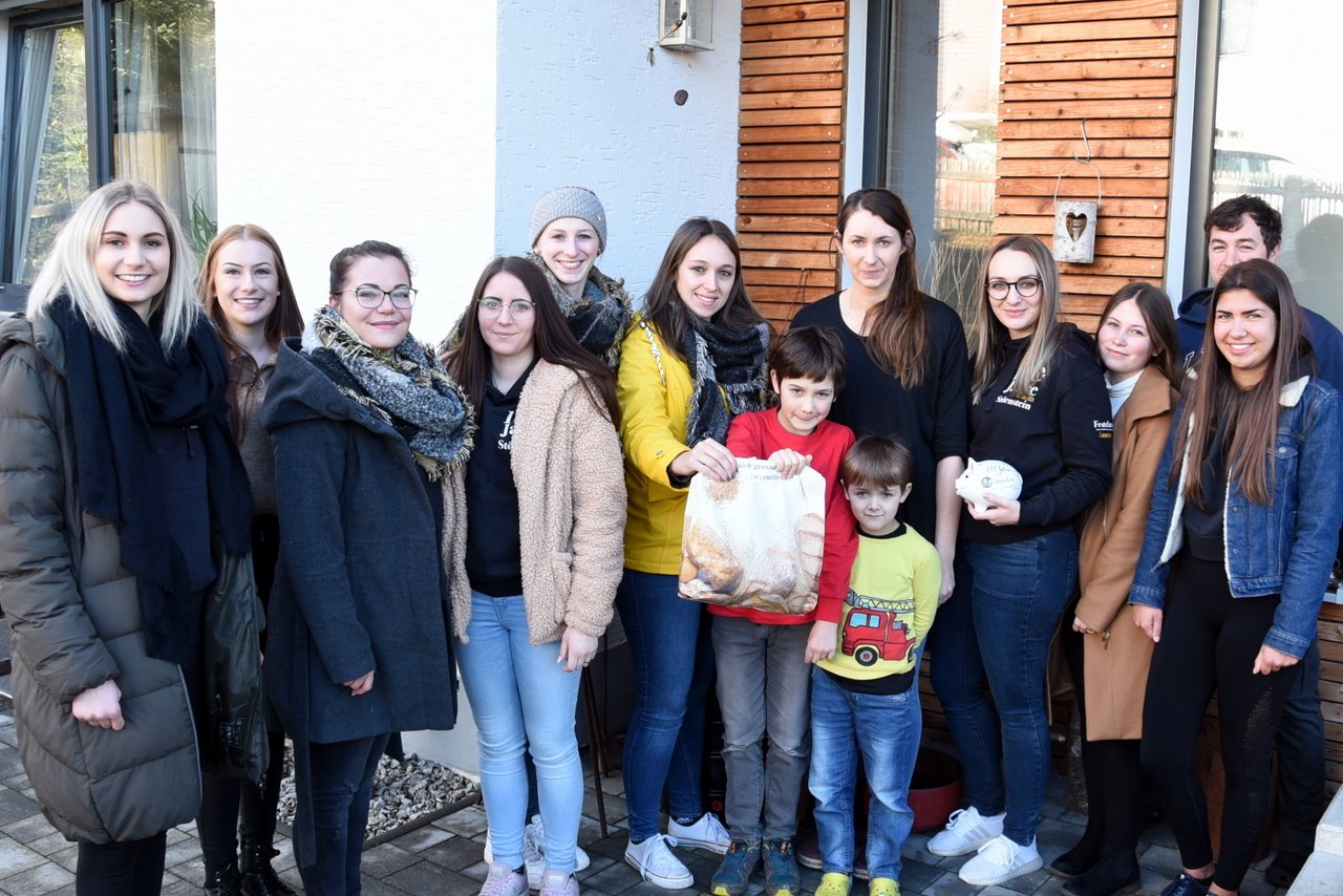 Festdamen liefern Frühstück ans Bett