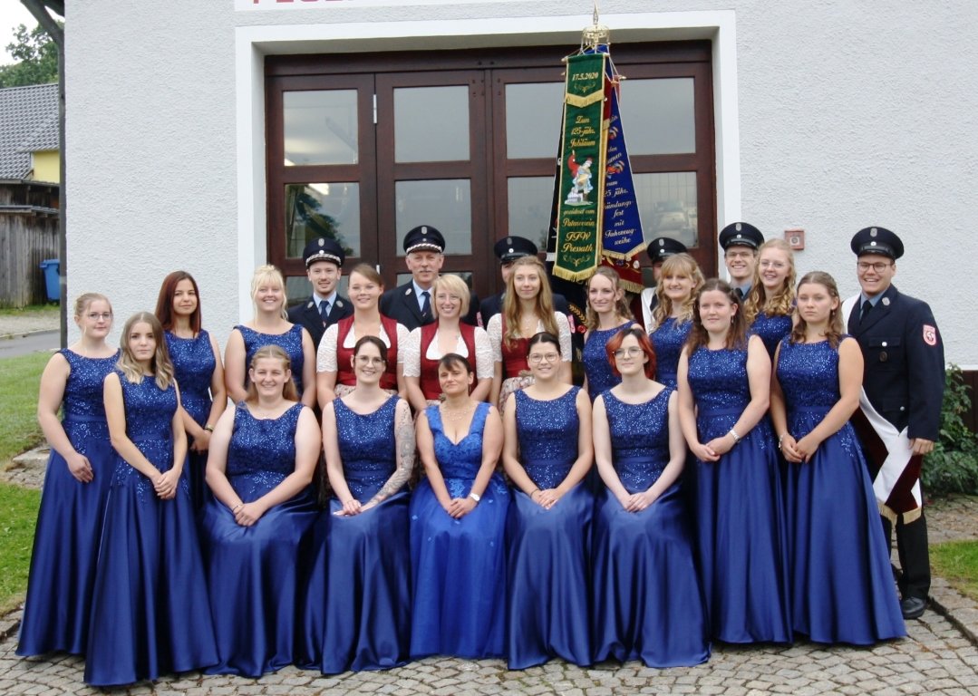 Königsblaue Gewänder aus Schränken befreit