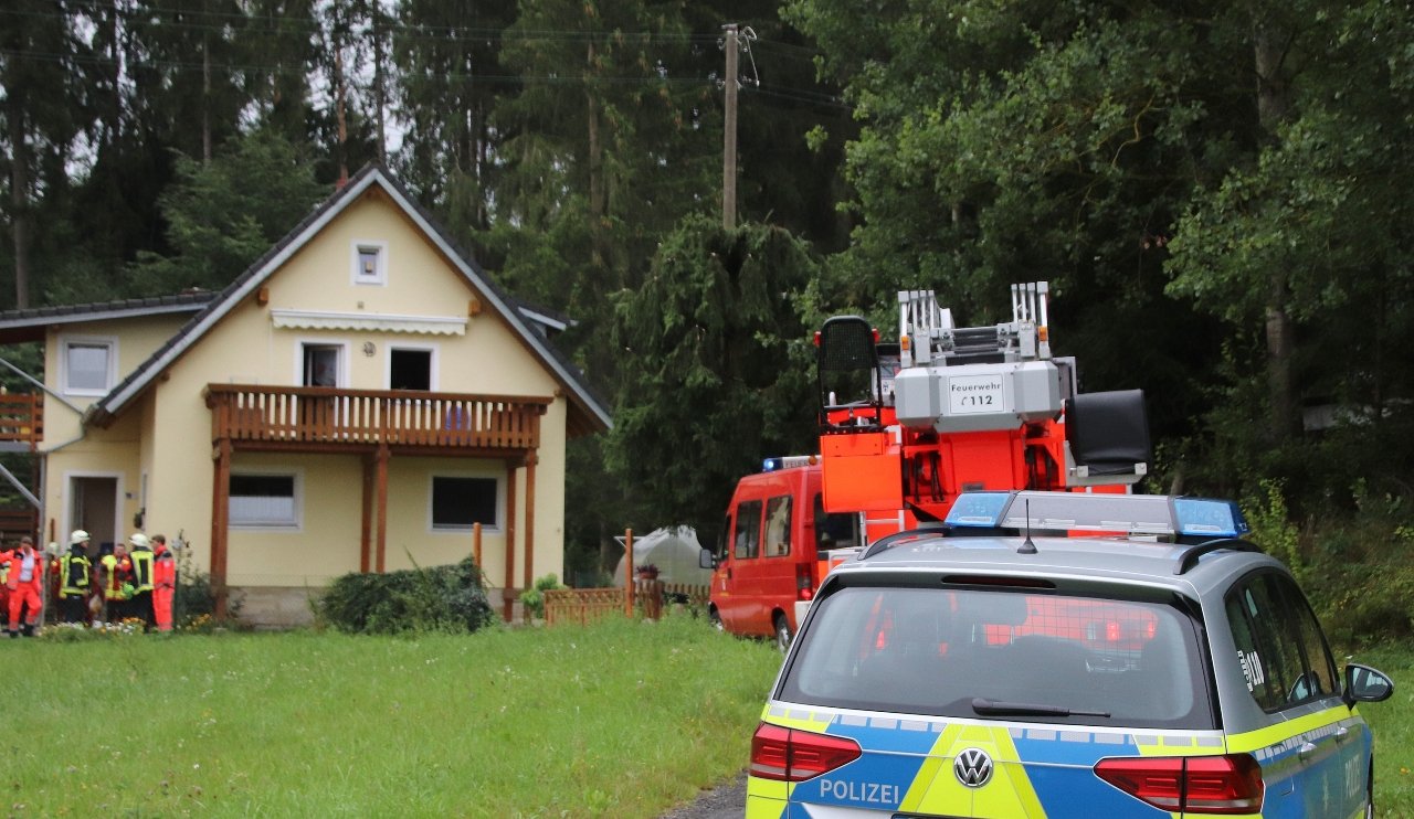 Anwohner löschen Flammen mit Feuerlöscher