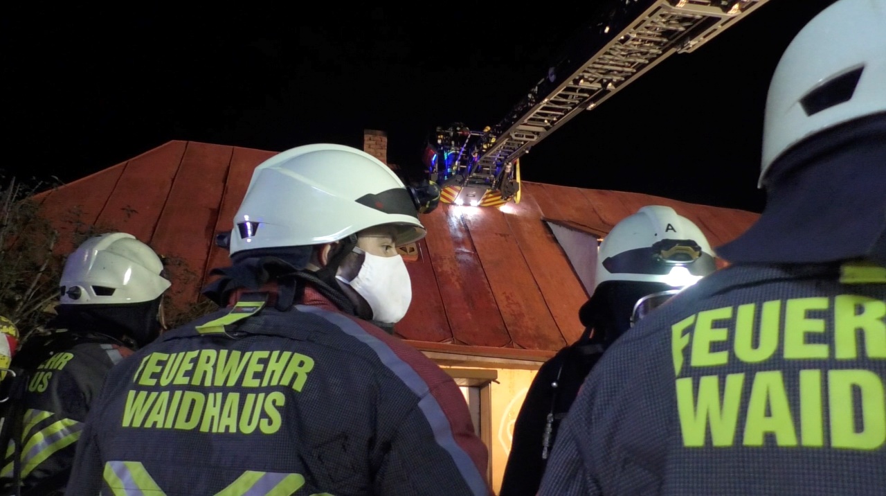 Feuer in Einfamilienhaus – Einsatzkräfte schneiden Loch ins Dach