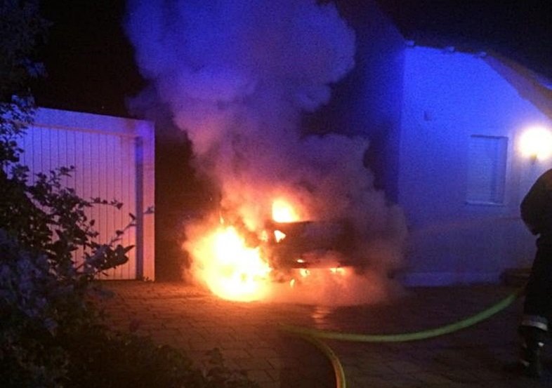 Auto in Hofeinfahrt geht in Flammen auf