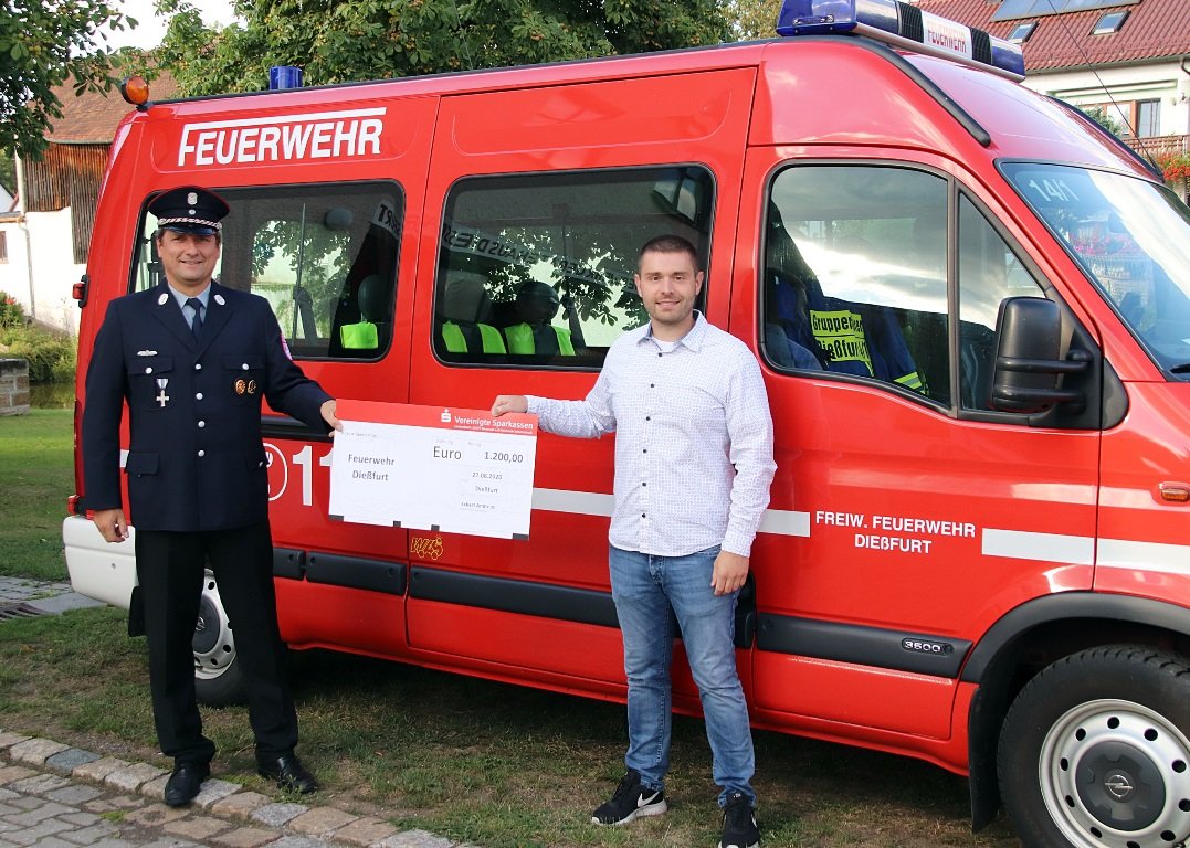 Spanferkel-Erlös füllt Feuerwehr-Kasse
