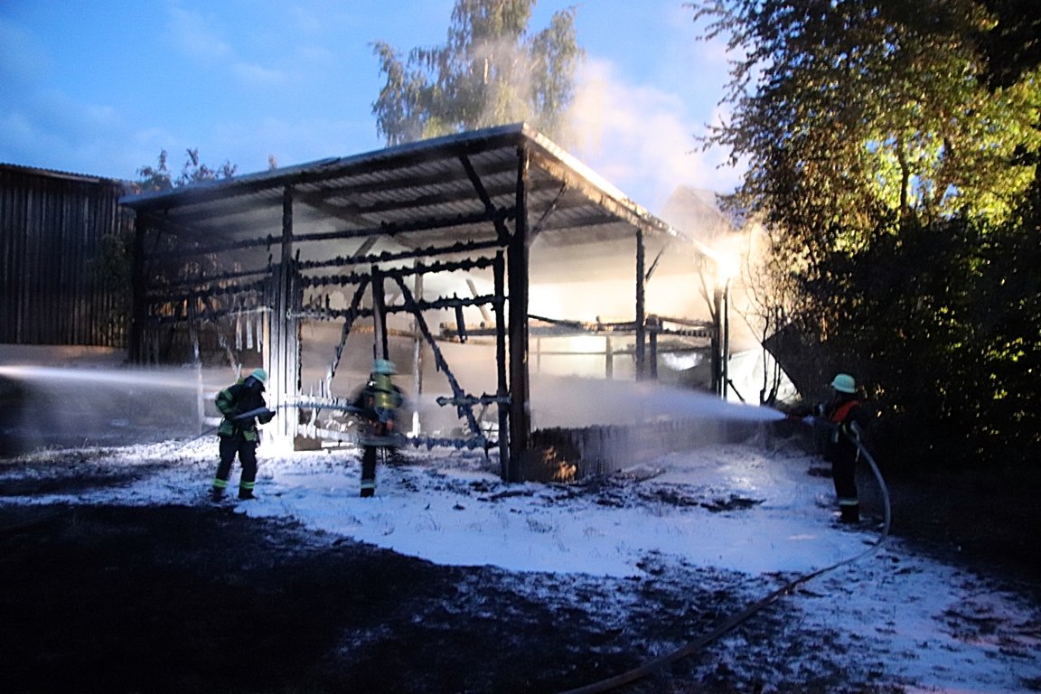 Feuerwehr-Großeinsatz: Scheune brennt völlig aus