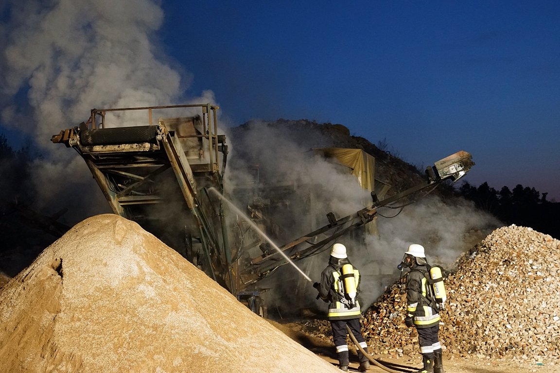 Baumaschine in Vollbrand