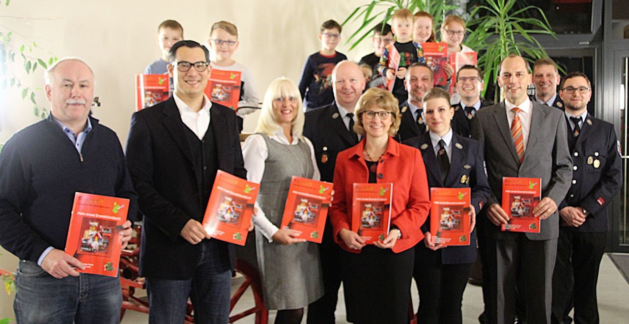 1.000 neue Bücher für Brandschutzerziehung der Feuerwehr Eschenbach