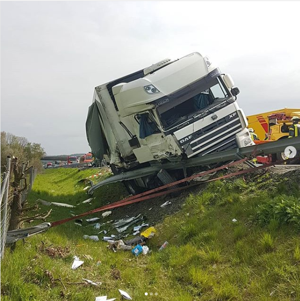 Unfall auf A93: Drei Verletzte und 200.000 Euro Schaden