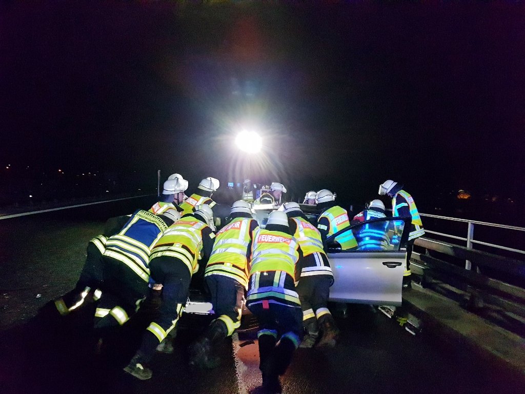 Unfall auf A93: Drei Autos, drei Verletzte