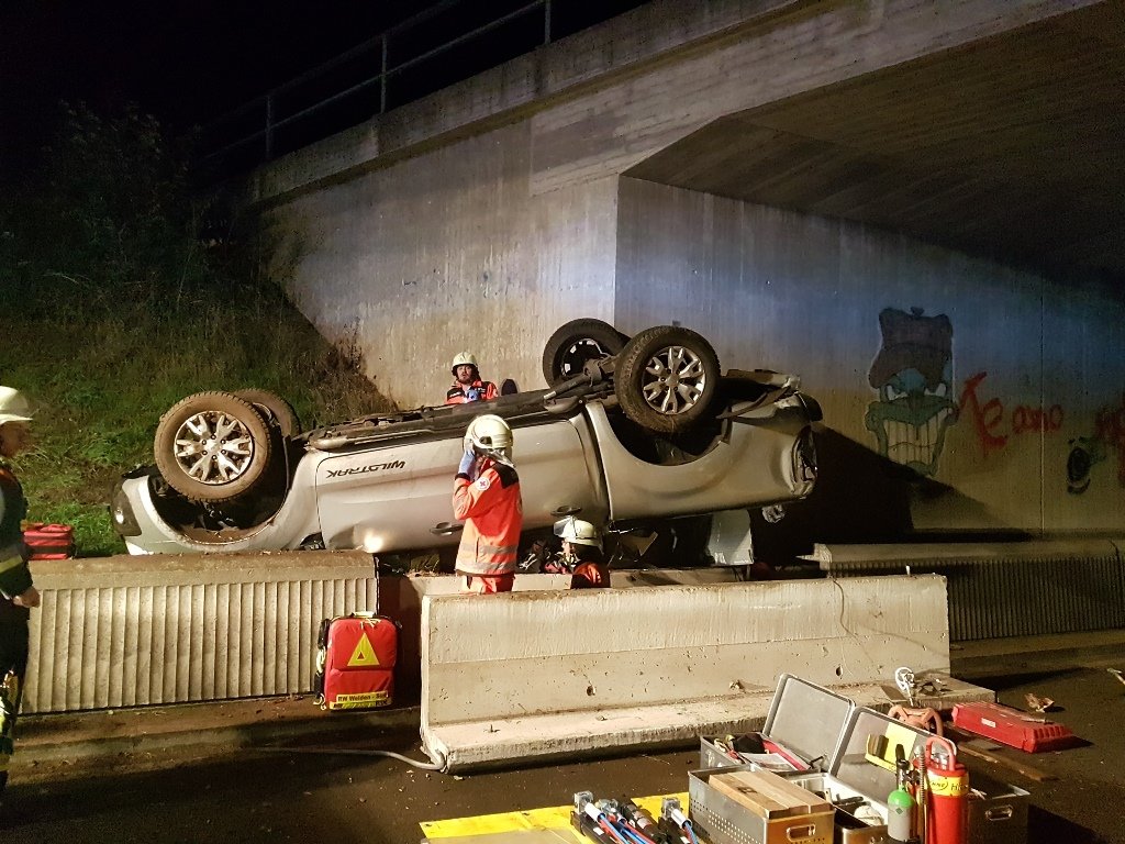 Feuerwehr befreit eingeklemmten Mann aus Auto