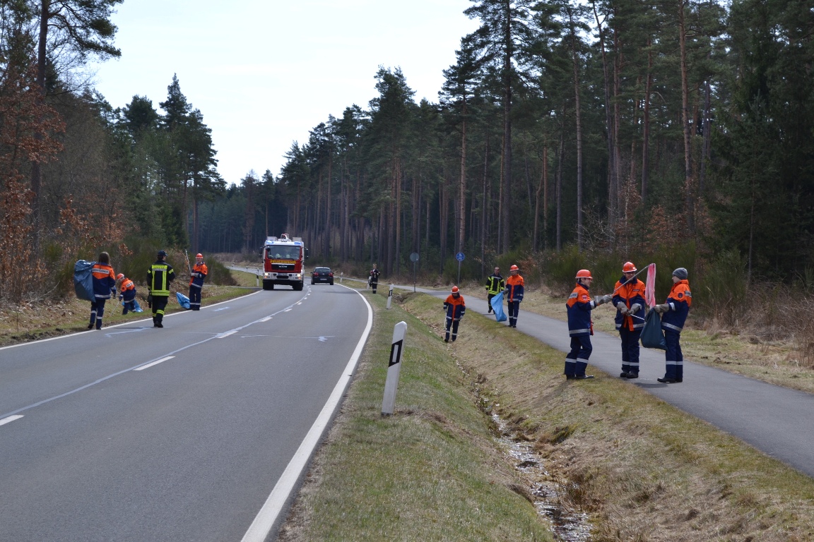 Müllfrei mit RamaDama-Aktion: Jugendfeuerwehr Parkstein räumt auf