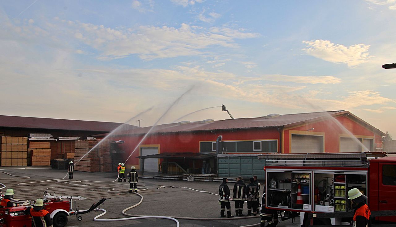 86 Feuerwehrler im Einsatz: Großalarm in Döllnitz