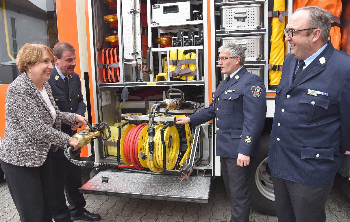 „Praxistag Feuerwehr“ in Weiden: Annette Karl packt an