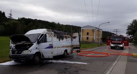 Während der Fahrt: Kleintransporter fängt Feuer