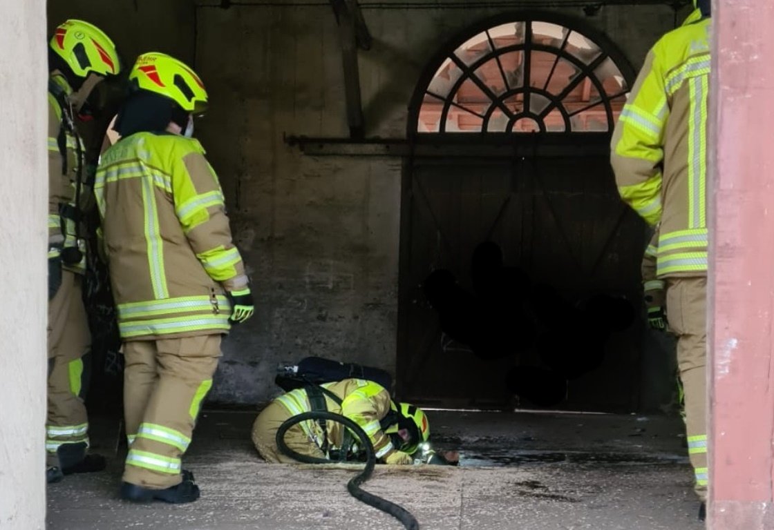 Feuer in Lagerhalle – Glimmbrand über mehrere Tage