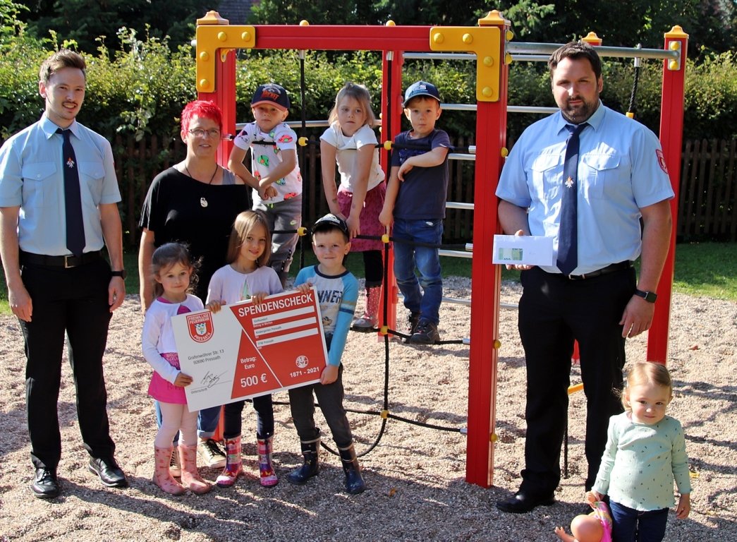 Neue Sandspielgeräte: Der Feuerwehr sei Dank