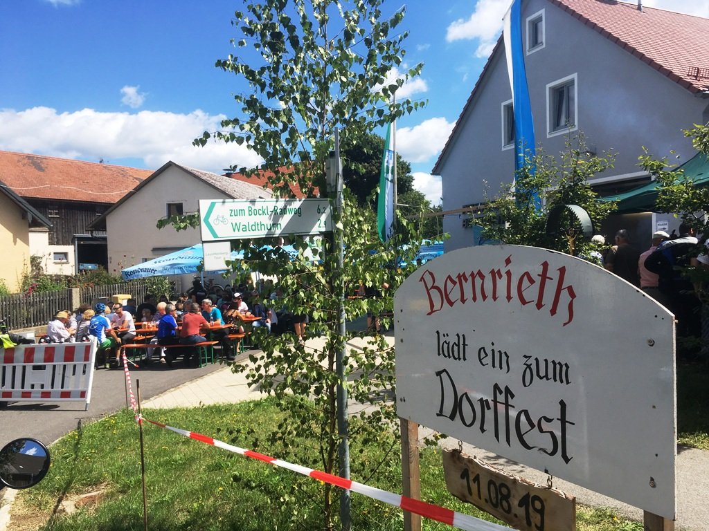 Schmankerln und bestes Wetter beim Dorffest