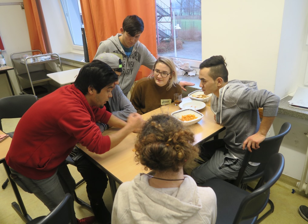 Über den Tellerrand hinaus: Gemeinsamer Nachmittag mit Schülern und Flüchtlingen
