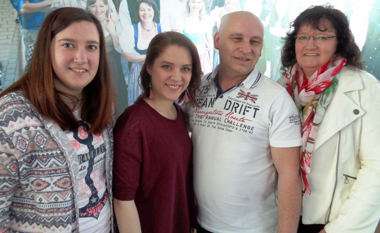 Ein Tag am Set von „Dahoam is Dahoam“ – Reportertrio interviewt Carina Dengler